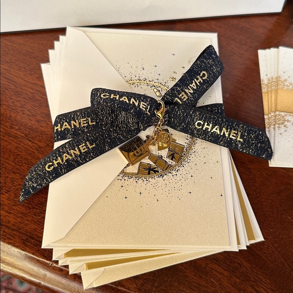 New CHANEL 17 piece Bundle - Picture 16 of 17